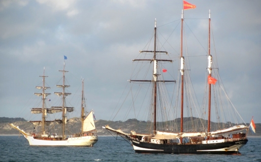 Kotvící Europe a Oosterschelde (blíže).